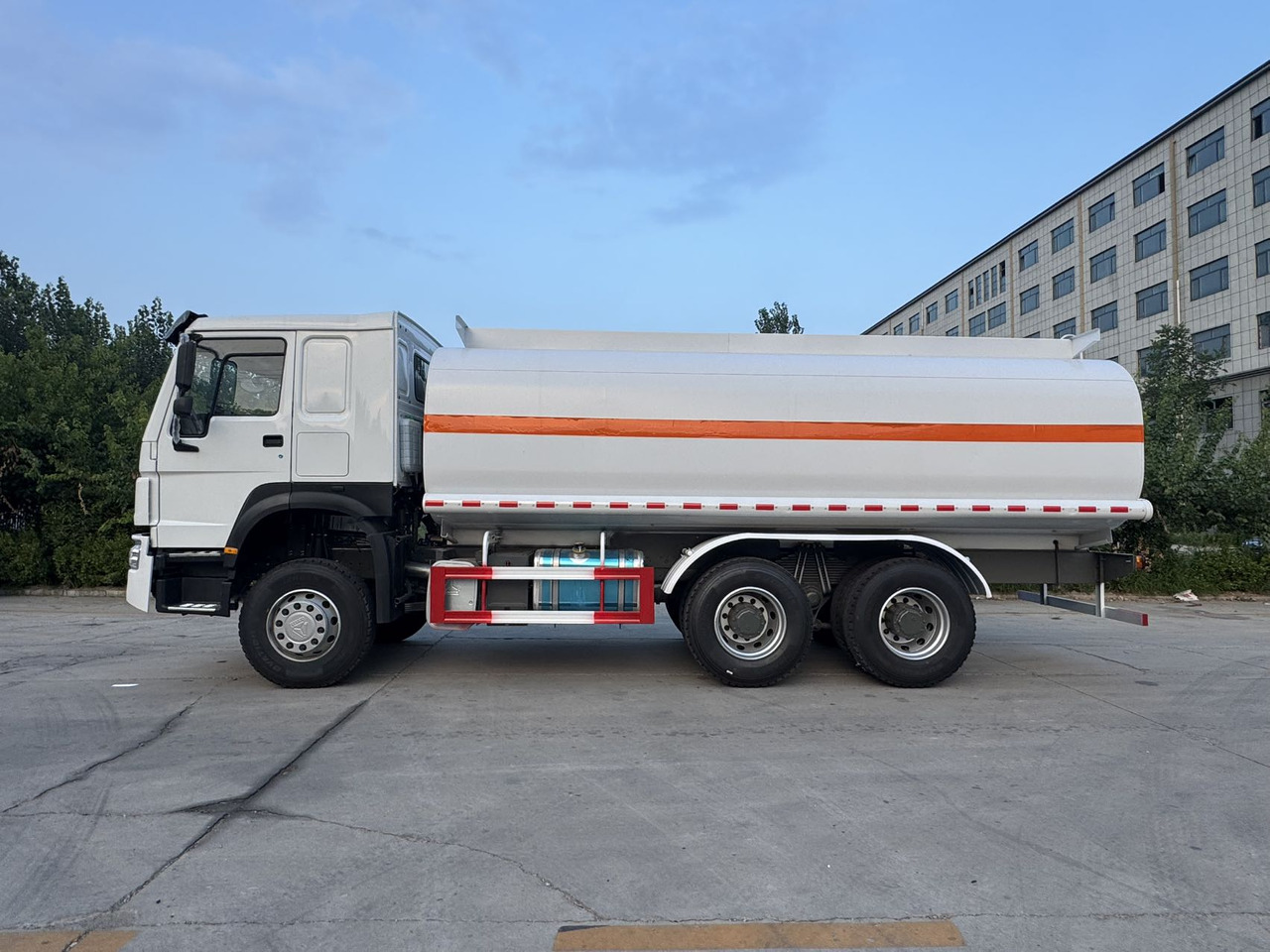 SINOTRUK Howo Fuel Tanker Click Here For DISCOUNT - Xe bồn: hình 3 SINOTRUK Howo Fuel Tanker Click Here For DISCOUNT - Xe bồn: hình 3