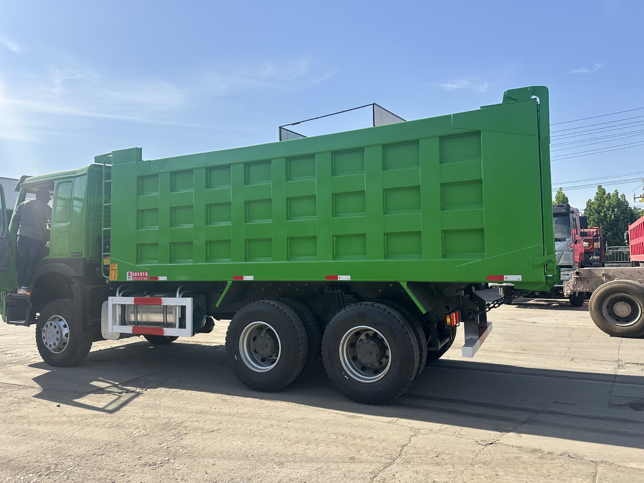 Sinotruck 6x4 HOWO Dump Truck Clcik for Discount - Xe ben: hình 4 Sinotruck 6x4 HOWO Dump Truck Clcik for Discount - Xe ben: hình 4