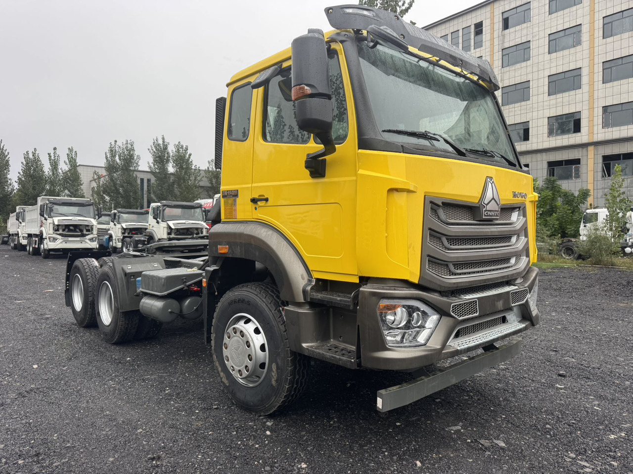 SINOTRUK HOWO 430HP Hydraulic Lift-Equipped Tractor Unit Click for Discount - Xe đầu kéo: hình 3 SINOTRUK HOWO 430HP Hydraulic Lift-Equipped Tractor Unit Click for Discount - Xe đầu kéo: hình 3