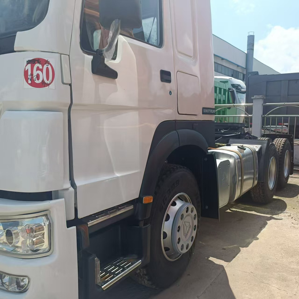 SINOTRUK HOWO Tractor Unit Right-hand Click for discount - Xe đầu kéo: hình 3 SINOTRUK HOWO Tractor Unit Right-hand Click for discount - Xe đầu kéo: hình 3