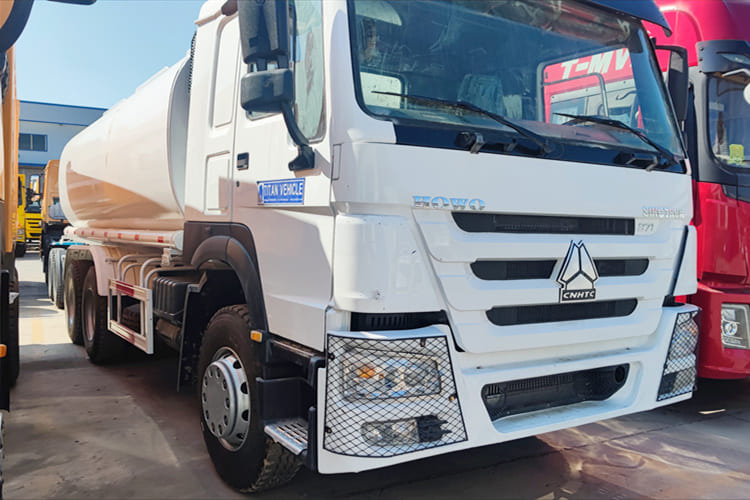 SINOTRUK Water Sprinkler Tanker for Sale in Malawi - Xe bồn: hình 5 SINOTRUK Water Sprinkler Tanker for Sale in Malawi - Xe bồn: hình 5