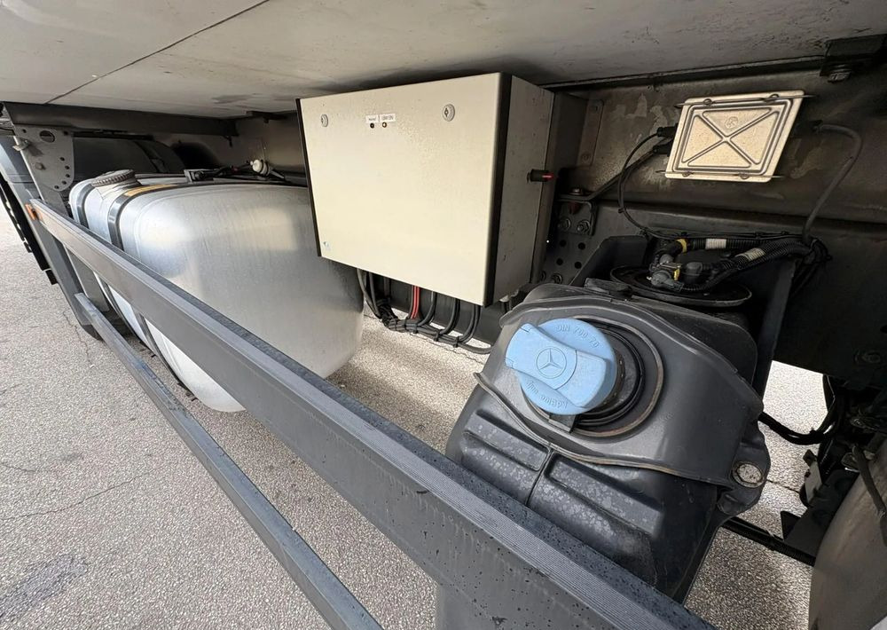 Xe tải đông lạnh Mercedes-Benz Actros 2543 6x2 chłodnia izoterma 18 palet oś skrętna: hình 15 Xe tải đông lạnh Mercedes-Benz Actros 2543 6x2 chłodnia izoterma 18 palet oś skrętna: hình 15