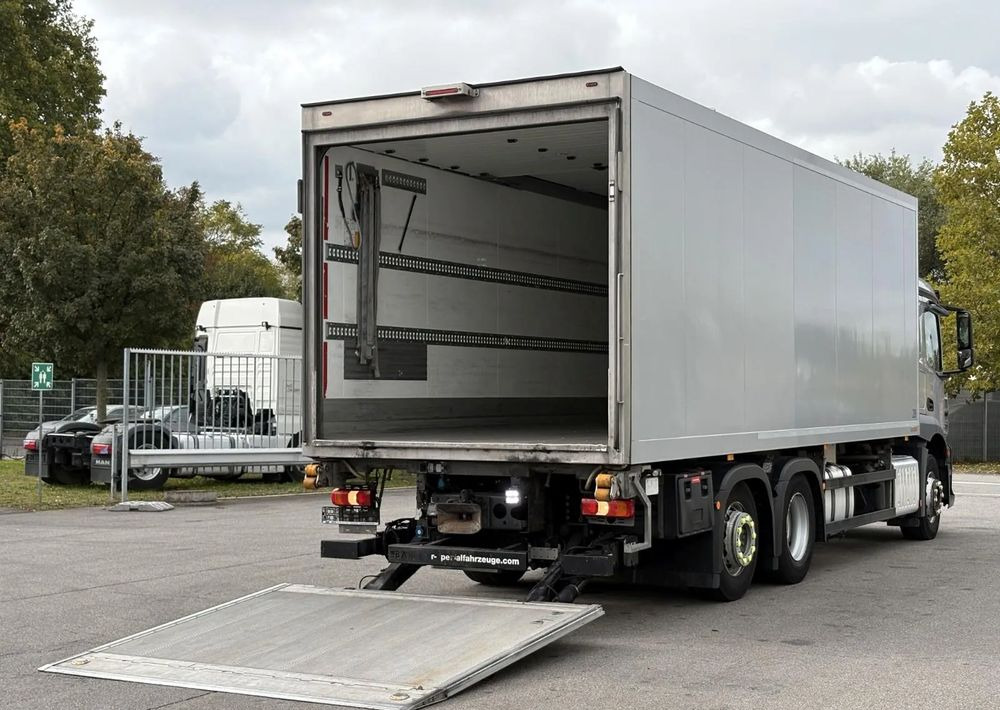 Xe tải đông lạnh Mercedes-Benz Actros 2543 6x2 chłodnia izoterma 18 palet oś skrętna: hình 9 Xe tải đông lạnh Mercedes-Benz Actros 2543 6x2 chłodnia izoterma 18 palet oś skrętna: hình 9