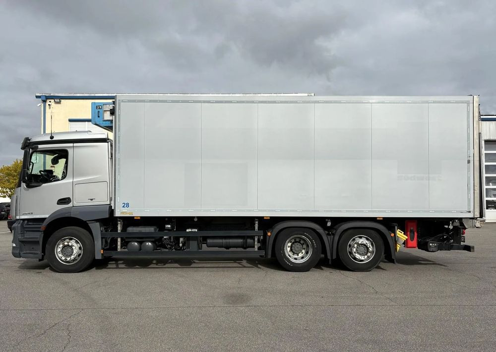 Xe tải đông lạnh Mercedes-Benz Actros 2543 6x2 chłodnia izoterma 18 palet oś skrętna: hình 8 Xe tải đông lạnh Mercedes-Benz Actros 2543 6x2 chłodnia izoterma 18 palet oś skrętna: hình 8