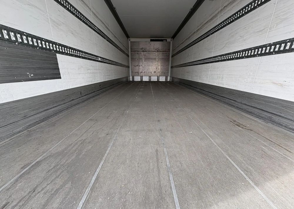 Xe tải đông lạnh Mercedes-Benz Actros 2543 6x2 chłodnia izoterma 18 palet oś skrętna: hình 11 Xe tải đông lạnh Mercedes-Benz Actros 2543 6x2 chłodnia izoterma 18 palet oś skrętna: hình 11