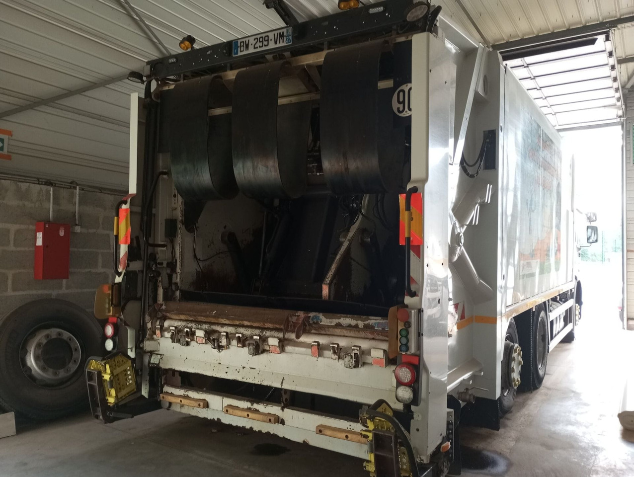 BOM de marque Renault 310 DXI - benne SEMAT bi compartiment - boite de vitesse récente de 5000 km - 2 pneus neufs - dernier passage aux mines en septembre 2023 - arrêt de circulation octobre 2023 - ba - Xe tải chở rác: hình 3 BOM de marque Renault 310 DXI - benne SEMAT bi compartiment - boite de vitesse récente de 5000 km - 2 pneus neufs - dernier passage aux mines en septembre 2023 - arrêt de circulation octobre 2023 - ba - Xe tải chở rác: hình 3