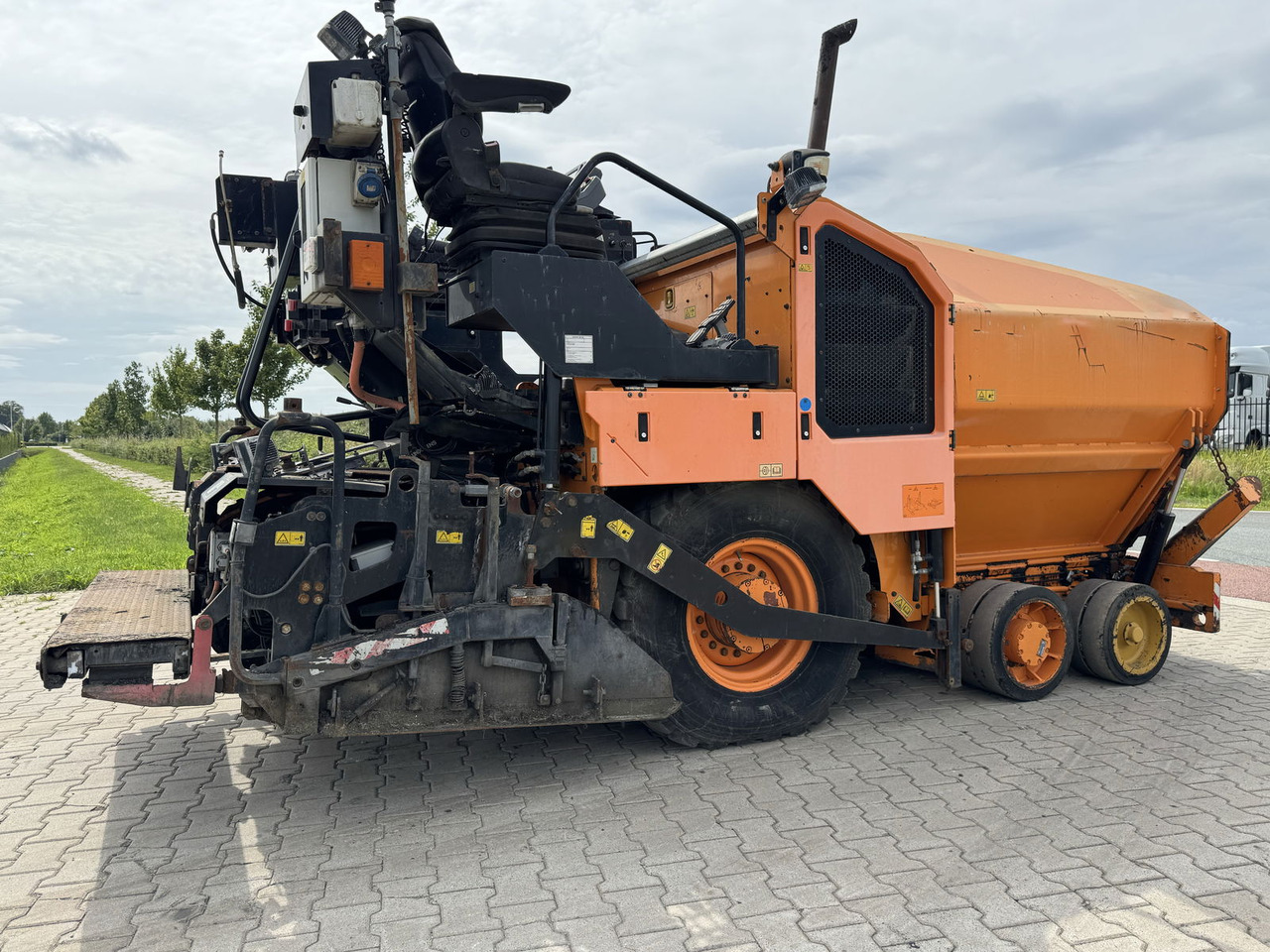 Caterpillar AP300F - Máy lát nhựa đường: hình 1 Caterpillar AP300F - Máy lát nhựa đường: hình 1