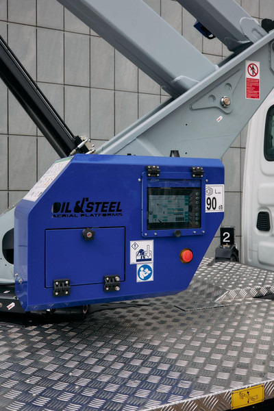 Oil & Steel Snake 26 Sobre IVECO 35S14 Distancia entre ejes 4100 mm - Nền bục trên không: hình 5 Oil & Steel Snake 26 Sobre IVECO 35S14 Distancia entre ejes 4100 mm - Nền bục trên không: hình 5