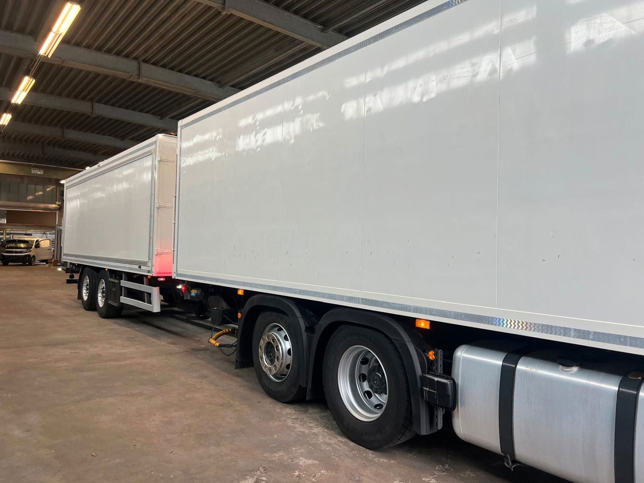 Mercedes-Benz Actros 2543 Komplettzug Voll-Luft - Lange Koffer - Xe tải hộp: hình 2 Mercedes-Benz Actros 2543 Komplettzug Voll-Luft - Lange Koffer - Xe tải hộp: hình 2