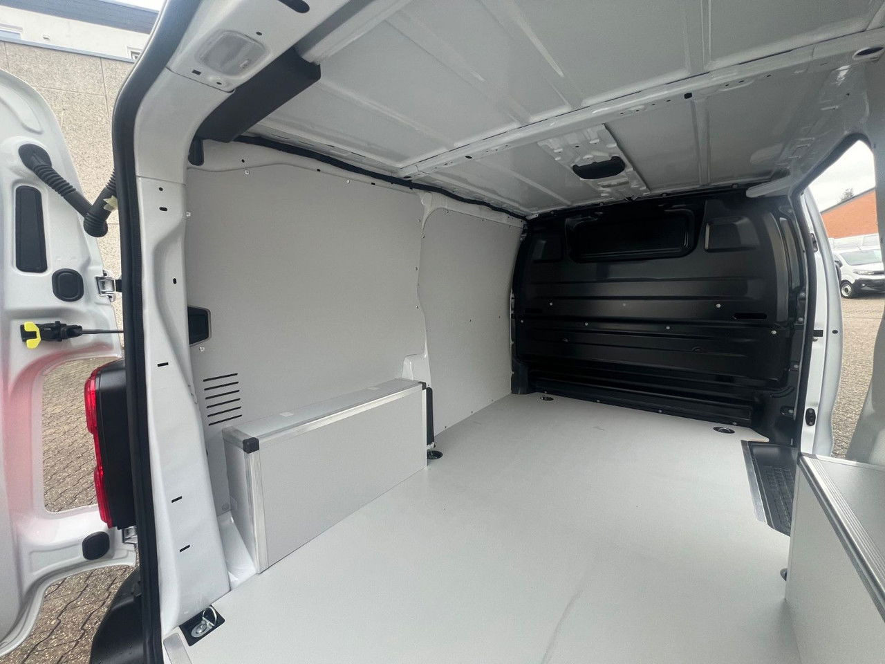 Xe van chở hàng mới Opel Vivaro Cargo L2 H1 120 PS Allwetter AHK Rückfahr: hình 19 Xe van chở hàng mới Opel Vivaro Cargo L2 H1 120 PS Allwetter AHK Rückfahr: hình 19