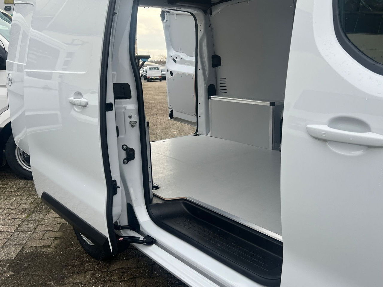 Xe van chở hàng mới Opel Vivaro Cargo L2 H1 120 PS Allwetter AHK Rückfahr: hình 16 Xe van chở hàng mới Opel Vivaro Cargo L2 H1 120 PS Allwetter AHK Rückfahr: hình 16