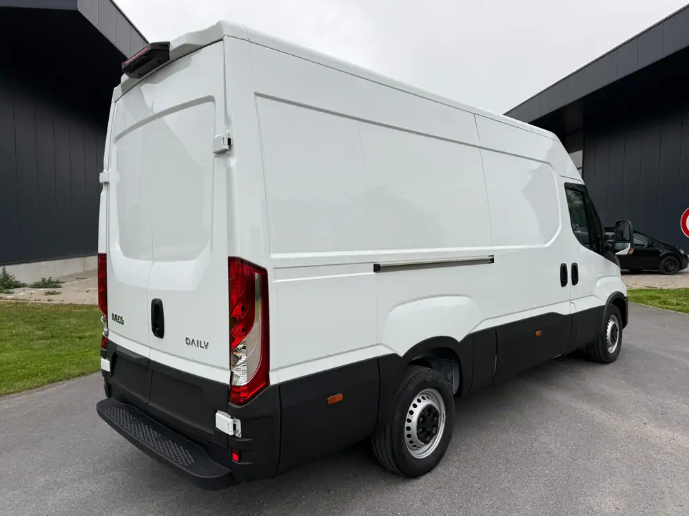 Iveco Daily 35-140 *L2H2*DISPO DE STOCK*Airco*Cruise control - Xe van chở hàng: hình 5 Iveco Daily 35-140 *L2H2*DISPO DE STOCK*Airco*Cruise control - Xe van chở hàng: hình 5