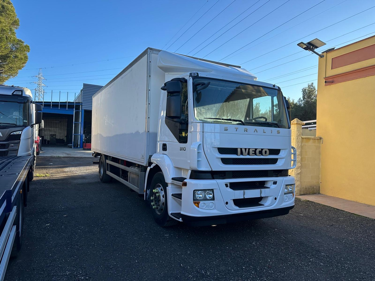 IVECO STRALIS 310 - Xe tải hộp: hình 1 IVECO STRALIS 310 - Xe tải hộp: hình 1