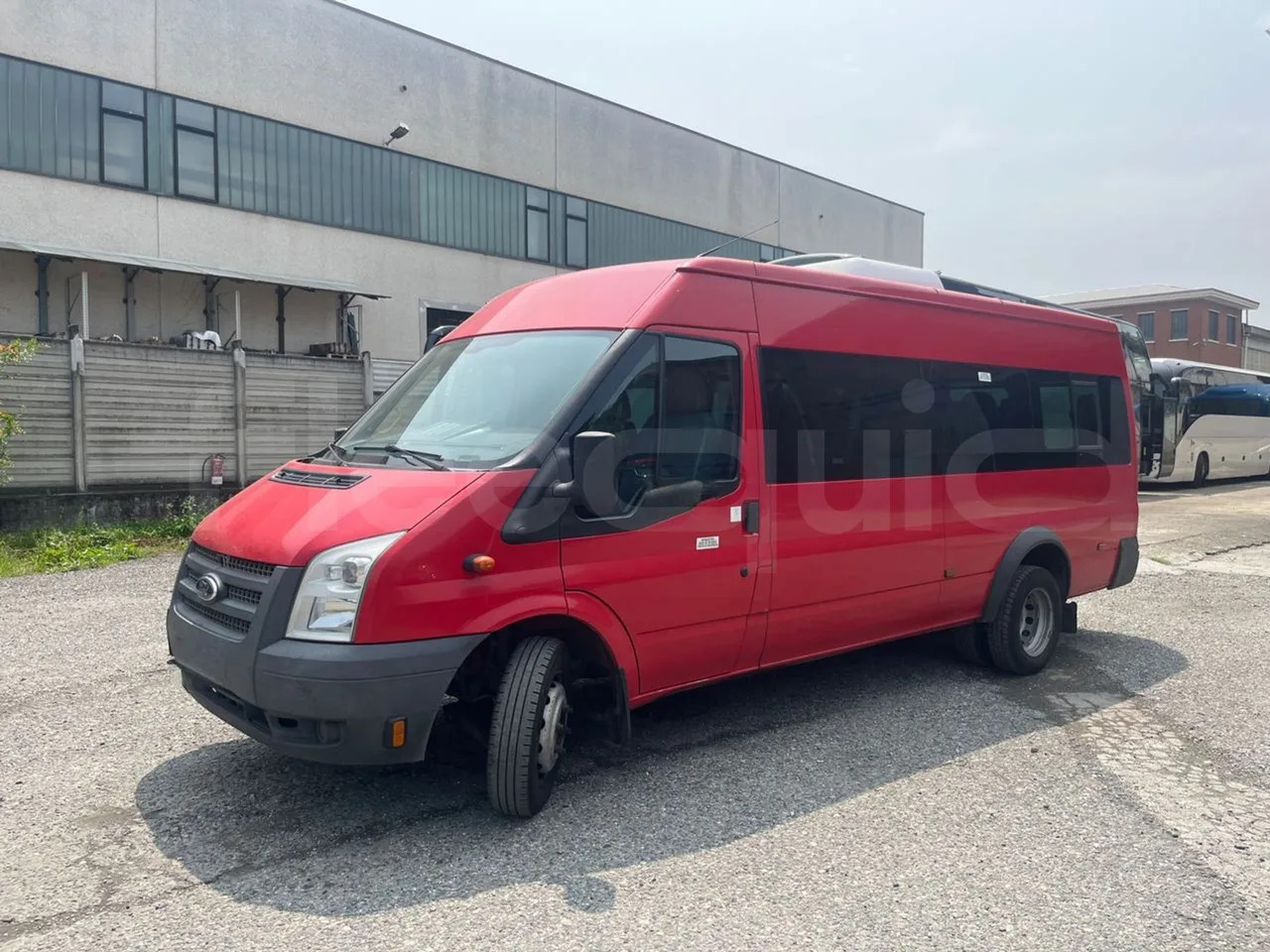 Ford Transit Tourneo - Xe bus ngoại ô: hình 3 Ford Transit Tourneo - Xe bus ngoại ô: hình 3