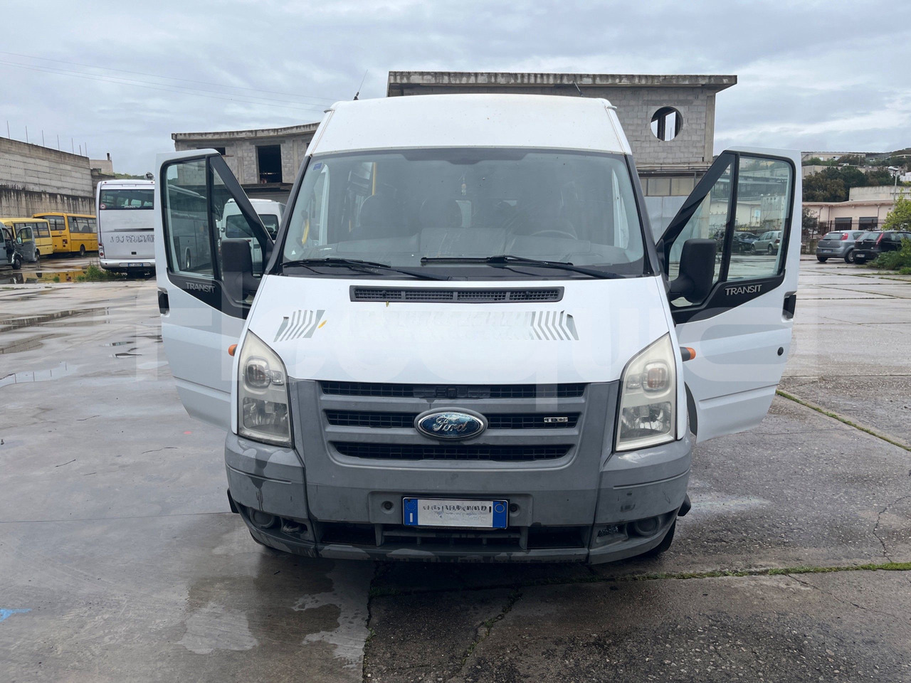 Ford Transit - Xe bus ngoại ô: hình 2 Ford Transit - Xe bus ngoại ô: hình 2