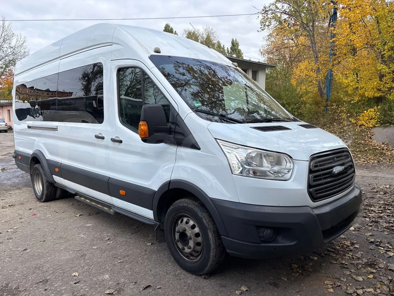 Ford Transit - Xe bus ngoại ô: hình 1 Ford Transit - Xe bus ngoại ô: hình 1