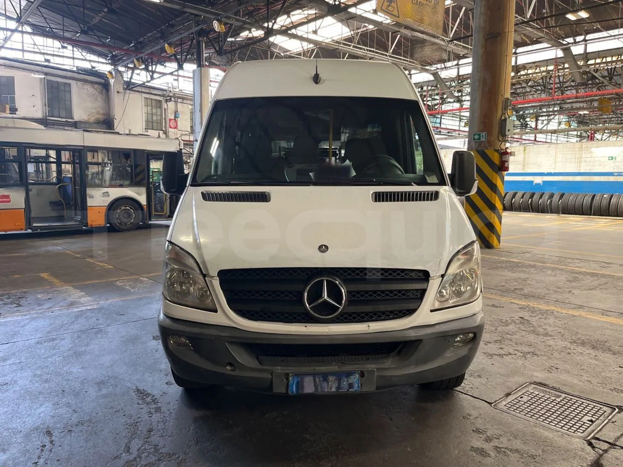 Mercedes-Benz Sprinter - Xe bus ngoại ô: hình 2 Mercedes-Benz Sprinter - Xe bus ngoại ô: hình 2