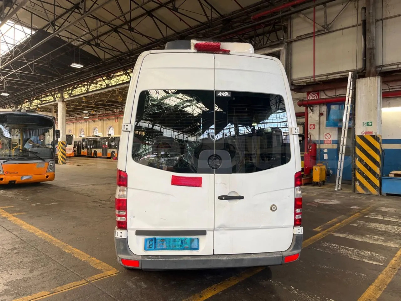 Mercedes-Benz Sprinter - Xe bus ngoại ô: hình 5 Mercedes-Benz Sprinter - Xe bus ngoại ô: hình 5