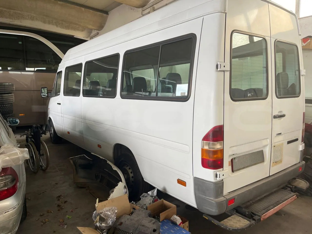 Xe bus mini, Xe van chở khách Mercedes-Benz Sprinter: hình 6