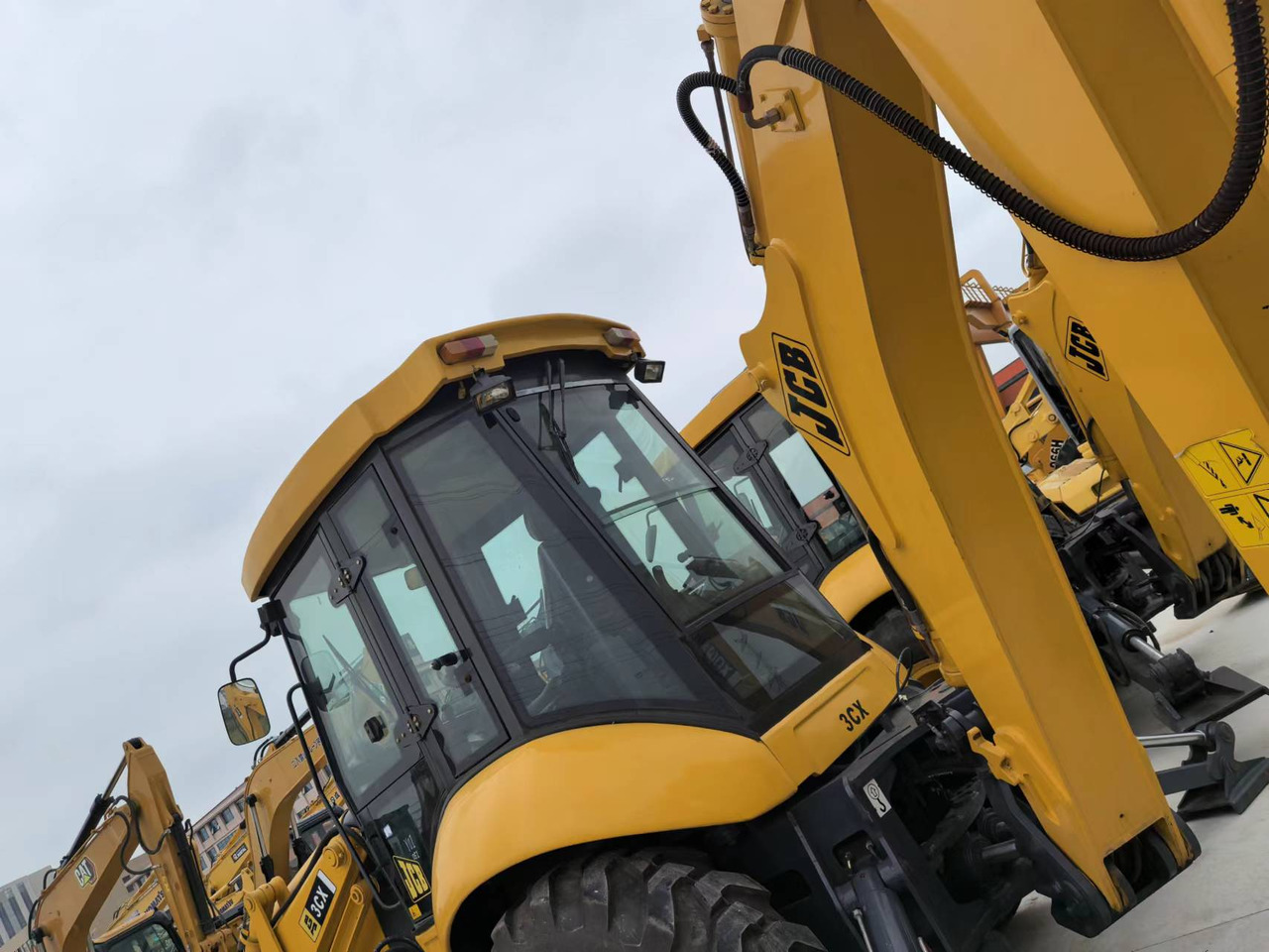 JCB 3CX backhoe loader TLB versatile machine multiple attachment options - Máy xúc trước múc sau: hình 4 JCB 3CX backhoe loader TLB versatile machine multiple attachment options - Máy xúc trước múc sau: hình 4