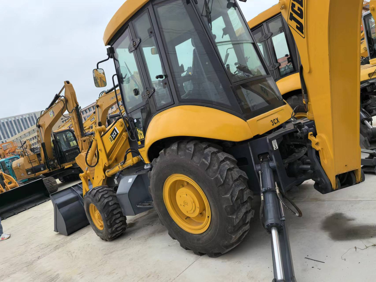 JCB 3CX backhoe loader TLB versatile machine multiple attachment options - Máy xúc trước múc sau: hình 5 JCB 3CX backhoe loader TLB versatile machine multiple attachment options - Máy xúc trước múc sau: hình 5