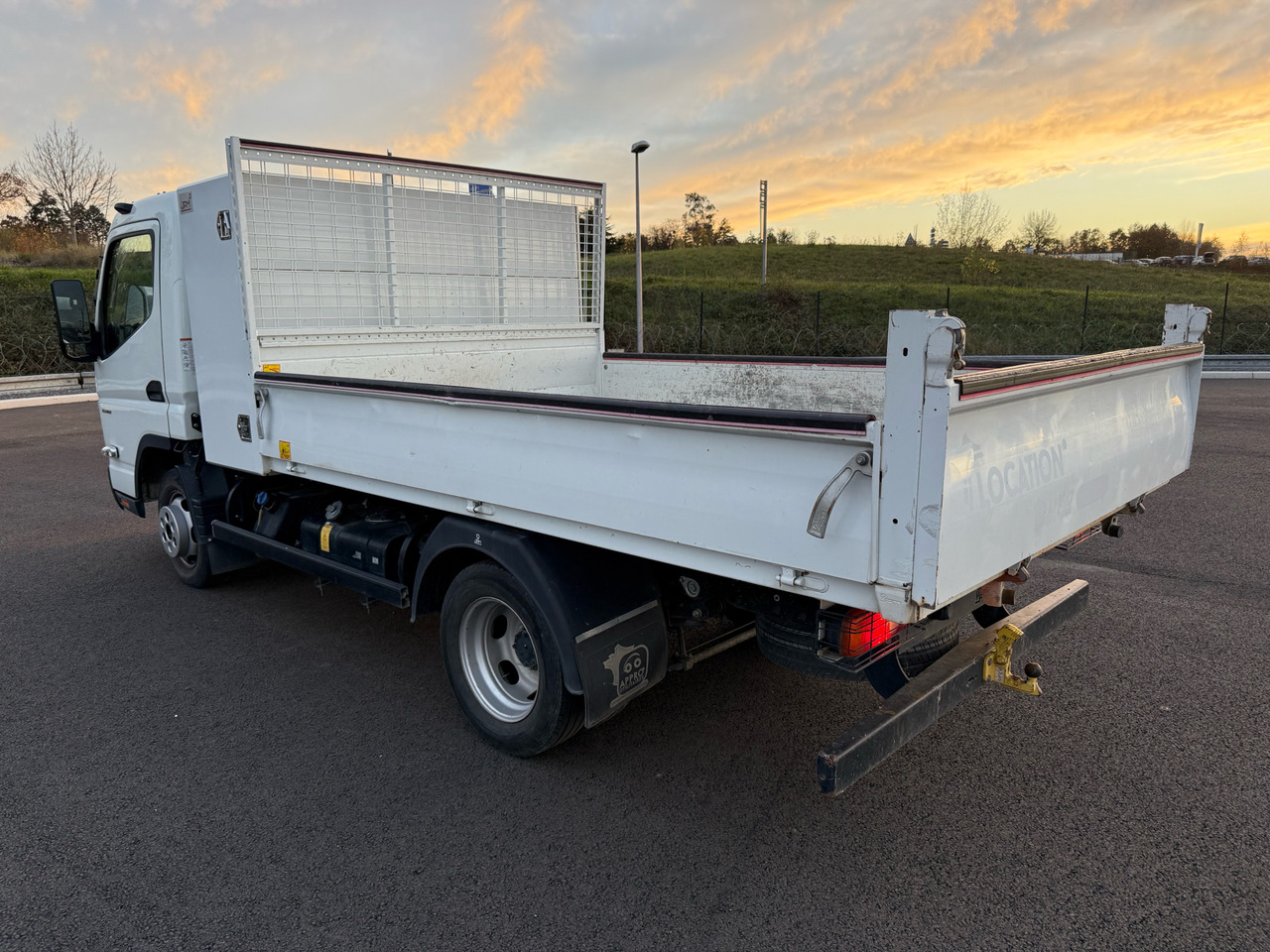 Mitsubishi Canter Fuso - Xe ben nhỏ: hình 3 Mitsubishi Canter Fuso - Xe ben nhỏ: hình 3