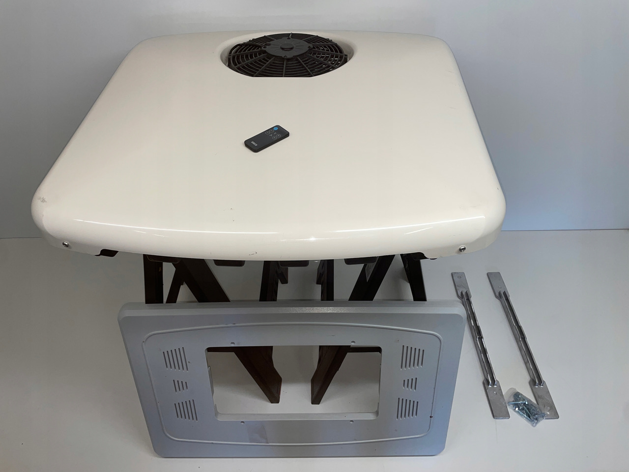 KLIMATYZACJA POSTOJOWA PILOT SLIMCOOL FACTORY PREP DAF SCANIA MC1507523 - Lốc điều hòa cho Xe tải: hình 1 KLIMATYZACJA POSTOJOWA PILOT SLIMCOOL FACTORY PREP DAF SCANIA MC1507523 - Lốc điều hòa cho Xe tải: hình 1