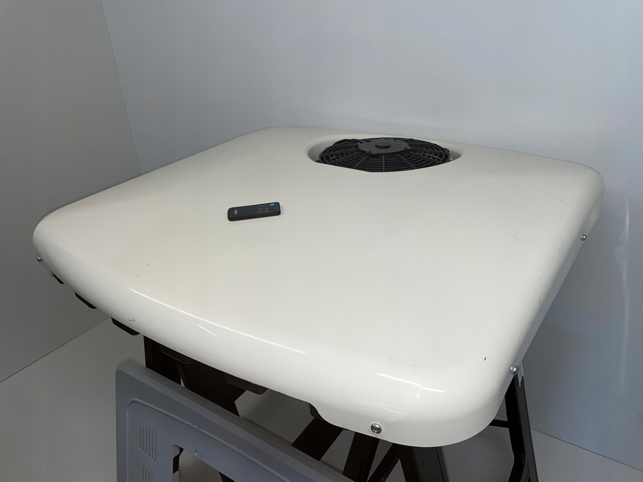 KLIMATYZACJA POSTOJOWA PILOT SLIMCOOL FACTORY PREP DAF SCANIA MC1507523 - Lốc điều hòa cho Xe tải: hình 3 KLIMATYZACJA POSTOJOWA PILOT SLIMCOOL FACTORY PREP DAF SCANIA MC1507523 - Lốc điều hòa cho Xe tải: hình 3