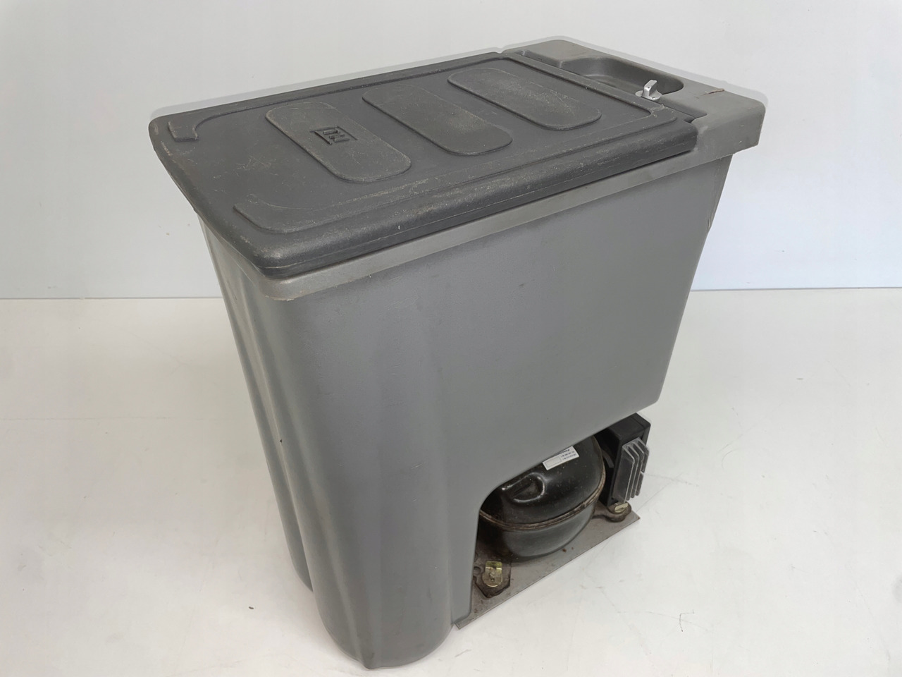 LODÓWKA CHŁODZIARKA MERCEDES ACTROS 80032324 - Cabin và nội thất cho Xe tải: hình 1 LODÓWKA CHŁODZIARKA MERCEDES ACTROS 80032324 - Cabin và nội thất cho Xe tải: hình 1