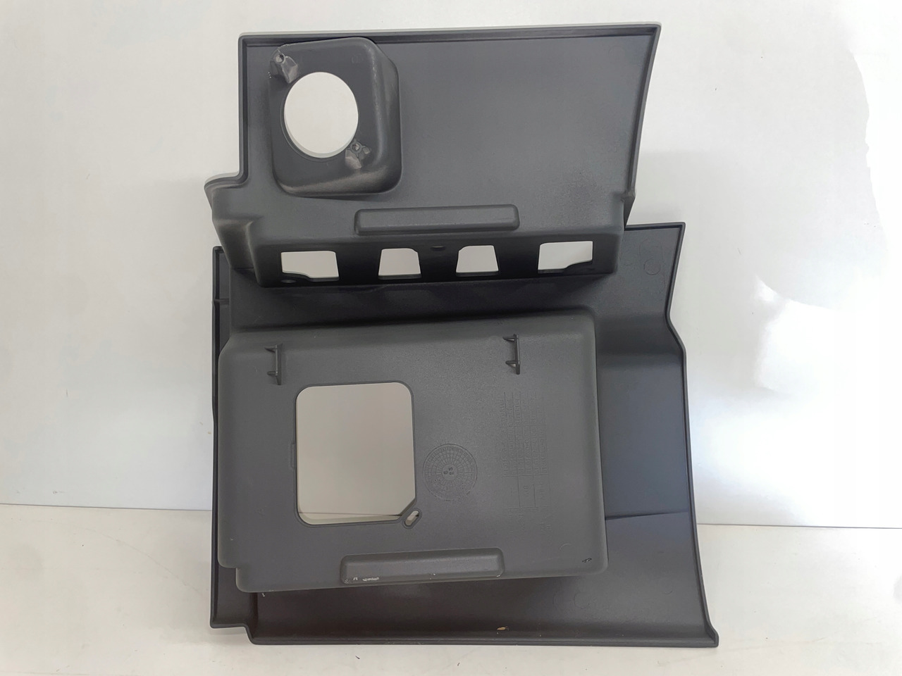 STOPNICA DOLNY STOPIEŃ PRAWY MAN TGS TGXS TG-3 81615200092 - Bậc bước cho Xe tải: hình 4 STOPNICA DOLNY STOPIEŃ PRAWY MAN TGS TGXS TG-3 81615200092 - Bậc bước cho Xe tải: hình 4