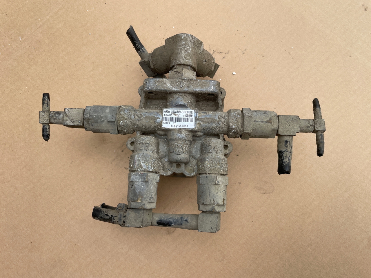 ZAWÓR CZTERODROŻNY MAN TGX TGS TGA 81521516096 - Van phanh cho Xe tải: hình 1 ZAWÓR CZTERODROŻNY MAN TGX TGS TGA 81521516096 - Van phanh cho Xe tải: hình 1