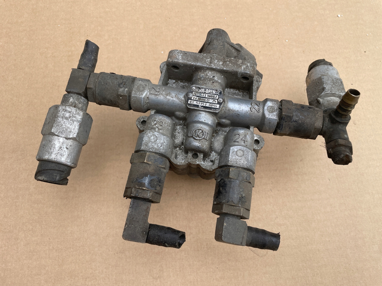 ZAWÓR CZTERODROŻNY MAN TGX TGS TGA 81521516096 - Van phanh cho Xe tải: hình 2 ZAWÓR CZTERODROŻNY MAN TGX TGS TGA 81521516096 - Van phanh cho Xe tải: hình 2