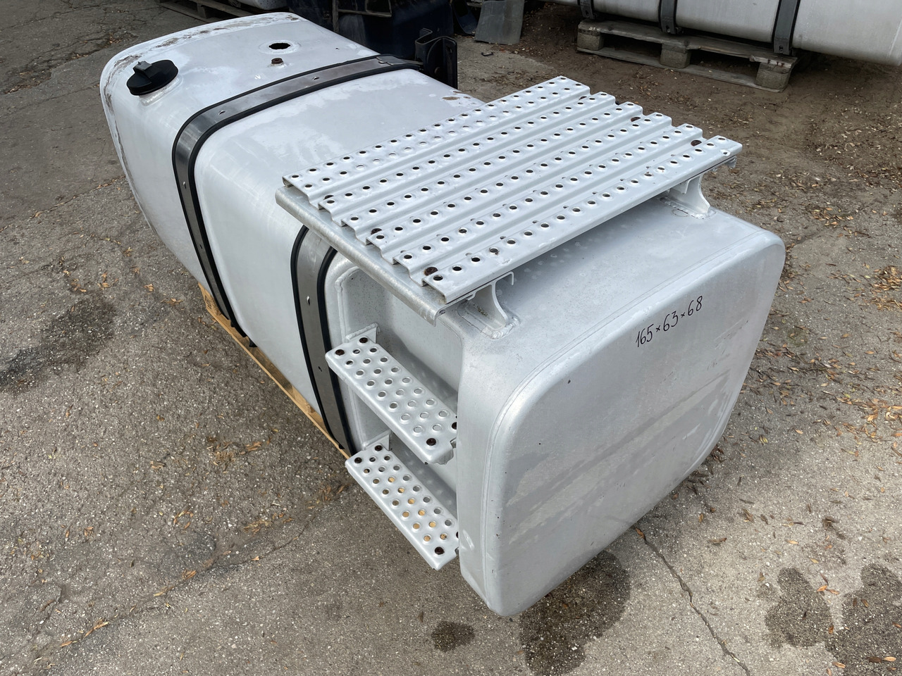 ZBIORNIK PALIWA MAN TGX TGS TGA 590 L 81122015663 - Bình nhiên liệu cho Xe tải: hình 3 ZBIORNIK PALIWA MAN TGX TGS TGA 590 L 81122015663 - Bình nhiên liệu cho Xe tải: hình 3