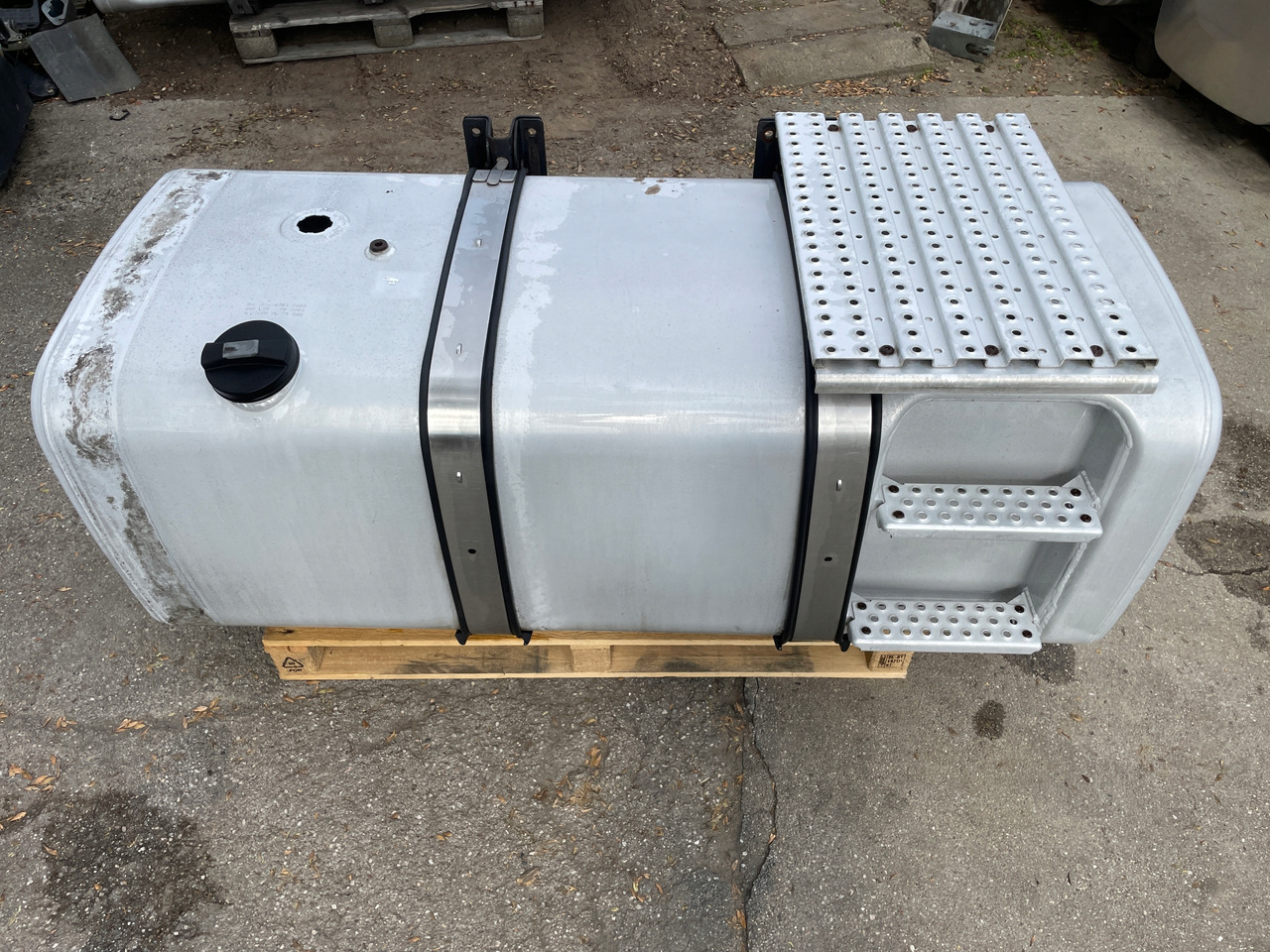 ZBIORNIK PALIWA MAN TGX TGS TGA 590 L 81122015663 - Bình nhiên liệu cho Xe tải: hình 1 ZBIORNIK PALIWA MAN TGX TGS TGA 590 L 81122015663 - Bình nhiên liệu cho Xe tải: hình 1