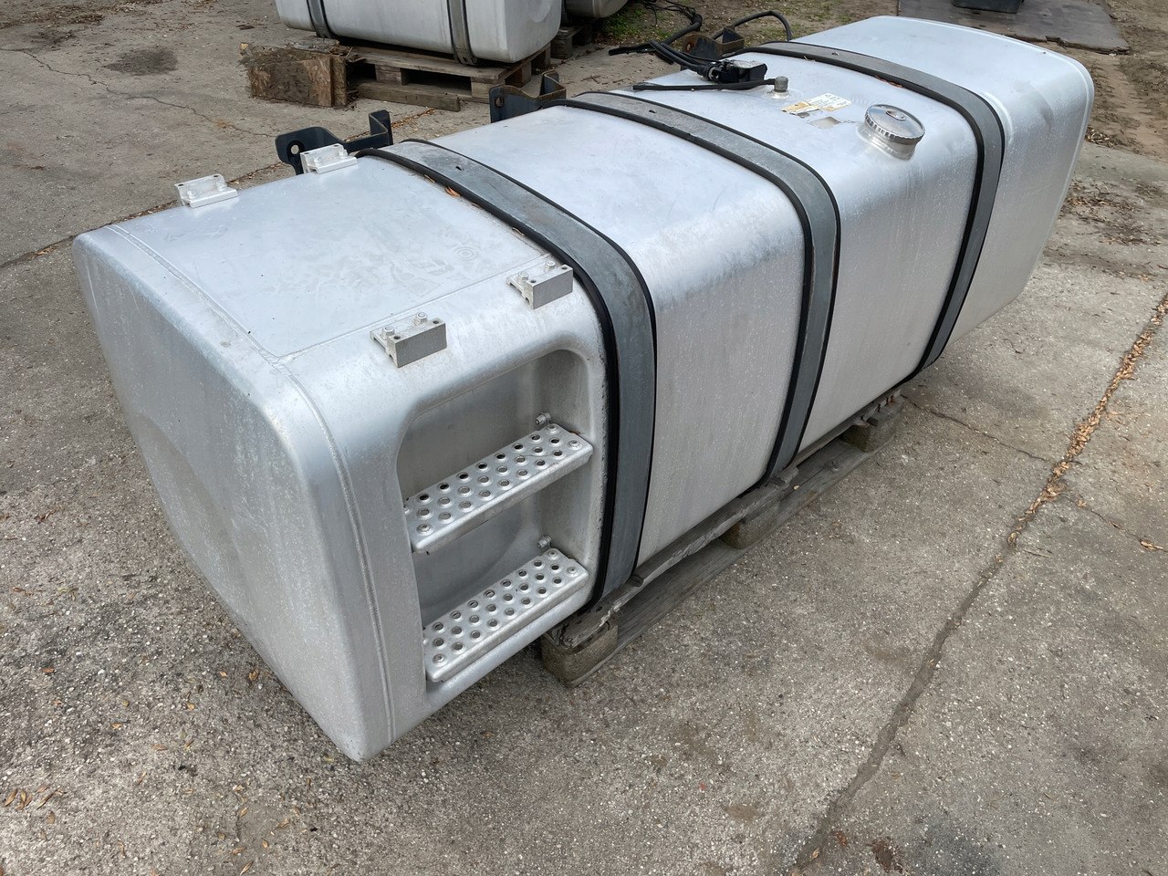 ZBIORNIK PALIWA MAN TGX TGS TGX3 TG3 910 L 81122016846 - Bình nhiên liệu cho Xe tải: hình 2 ZBIORNIK PALIWA MAN TGX TGS TGX3 TG3 910 L 81122016846 - Bình nhiên liệu cho Xe tải: hình 2