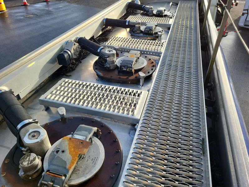 Mercedes-Benz Antos 1824 - Xe bồn: hình 4 Mercedes-Benz Antos 1824 - Xe bồn: hình 4