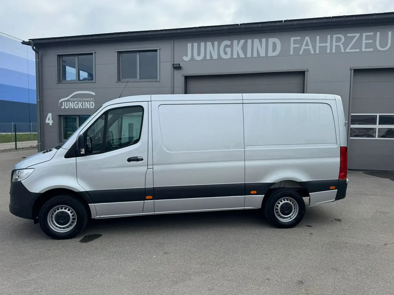 Mercedes-Benz Sprinter 317 CDI Flach Lang Silber Klima MBUX - Xe van chở hàng: hình 3 Mercedes-Benz Sprinter 317 CDI Flach Lang Silber Klima MBUX - Xe van chở hàng: hình 3