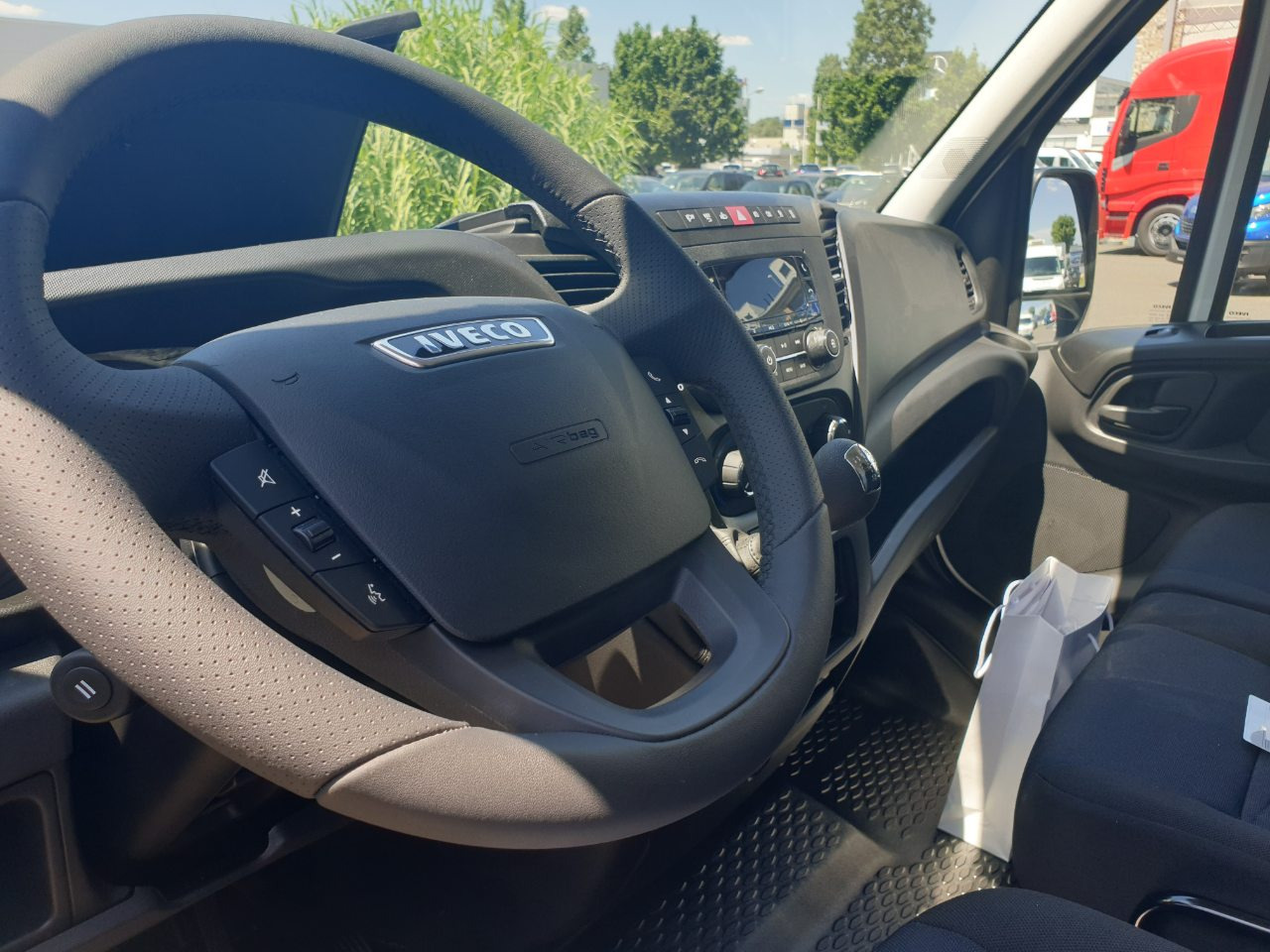 IVECO Daily 35S14 with Zanotti Z350 0°C Refrigeration (5 vehicles in stock) - Xe van đông lạnh: hình 5 IVECO Daily 35S14 with Zanotti Z350 0°C Refrigeration (5 vehicles in stock) - Xe van đông lạnh: hình 5