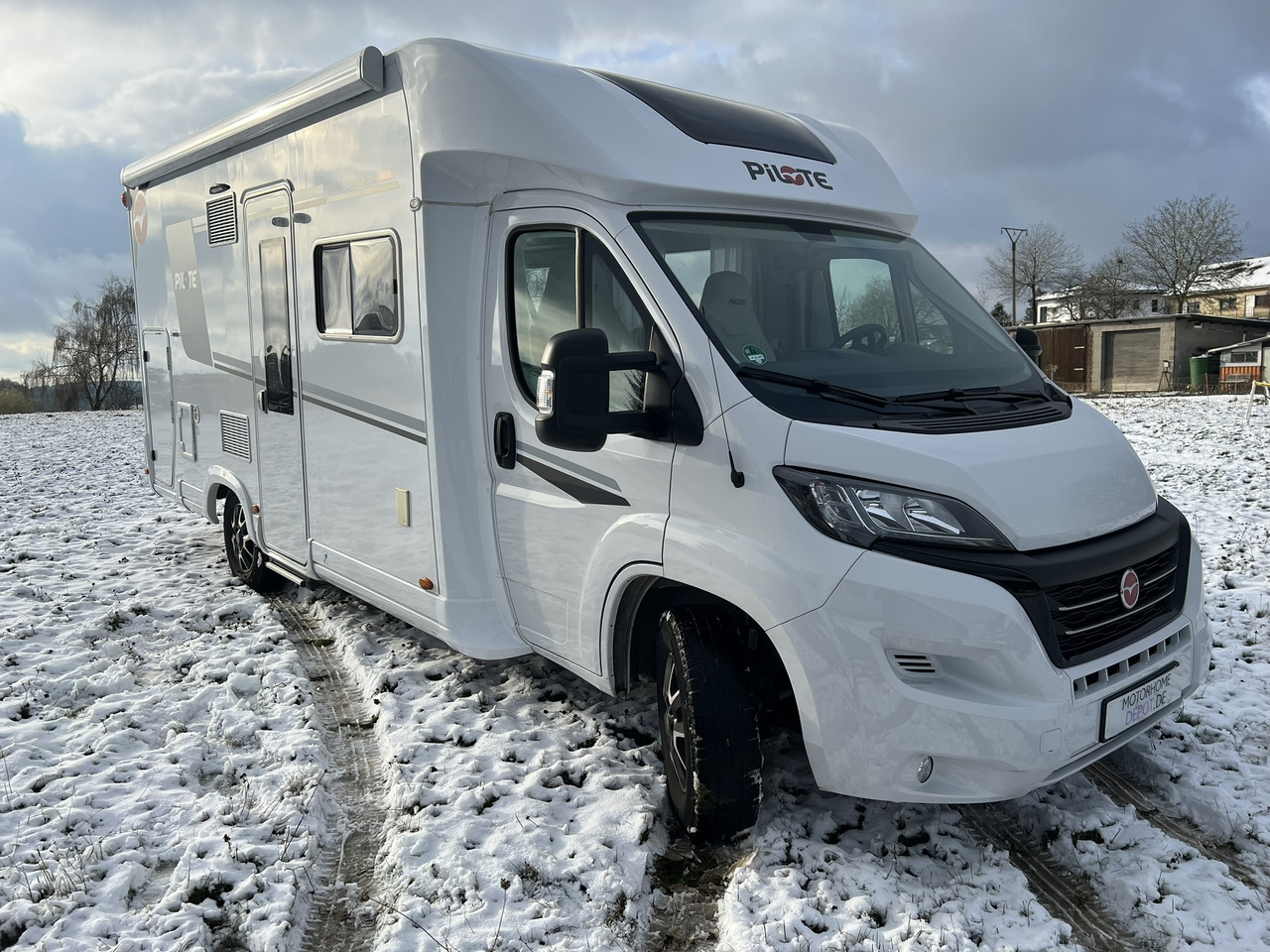 Pilote Pacific P696D Hubbett - Solar - Markise - Xe cắm trại bán tích hợp: hình 1 Pilote Pacific P696D Hubbett - Solar - Markise - Xe cắm trại bán tích hợp: hình 1