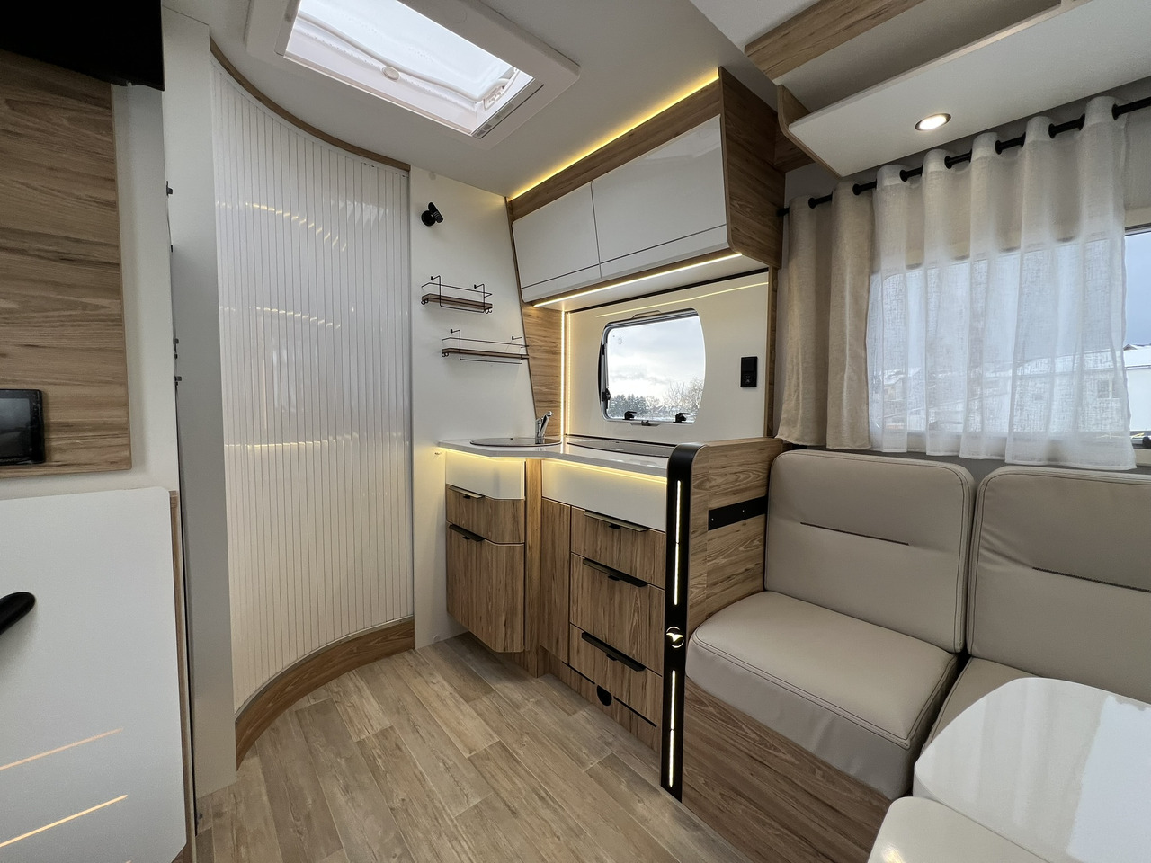 Pilote Pacific P696D Hubbett - Solar - Markise - Xe cắm trại bán tích hợp: hình 5 Pilote Pacific P696D Hubbett - Solar - Markise - Xe cắm trại bán tích hợp: hình 5