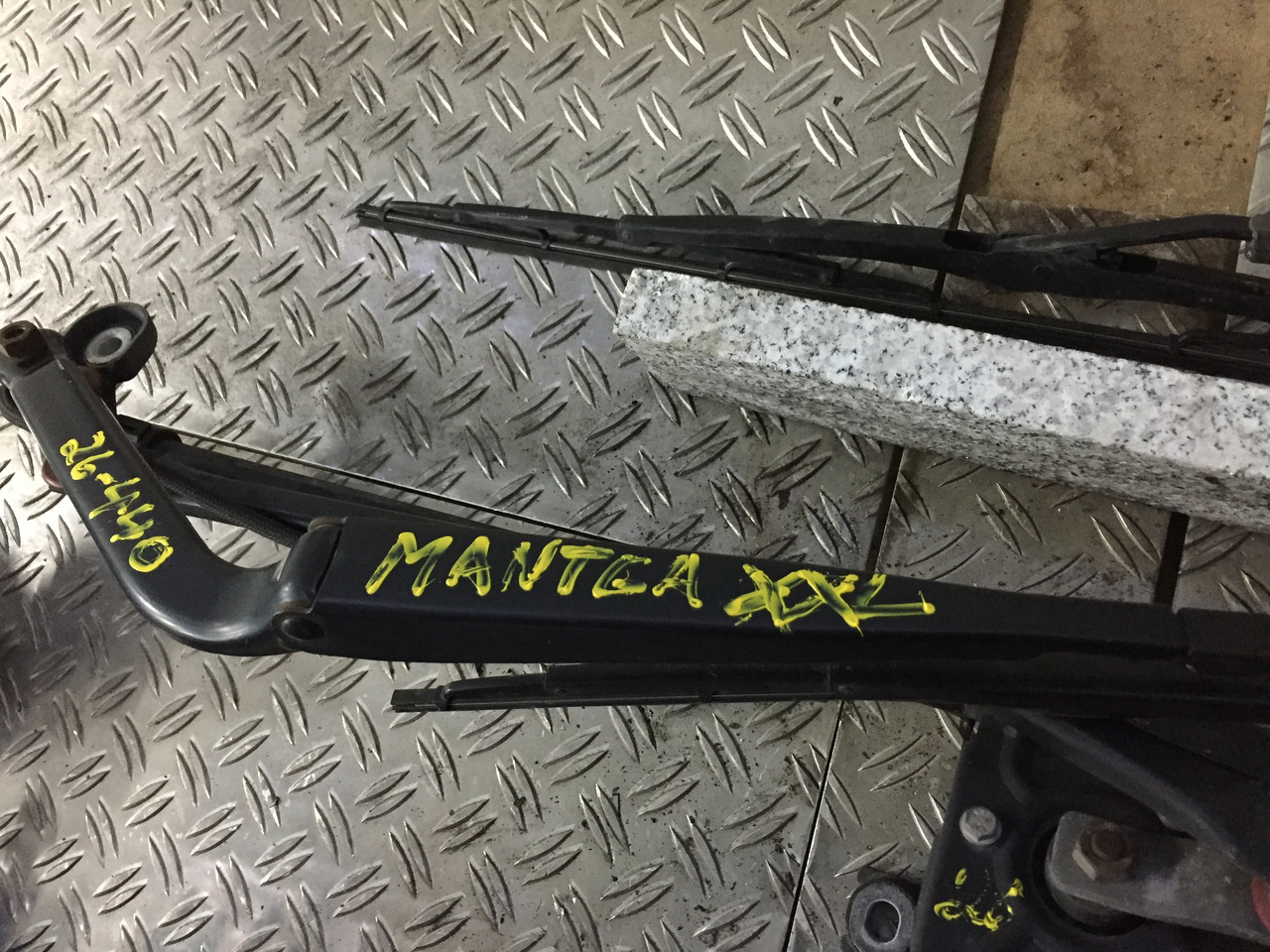 Gebrauchter Scheibenwischer MAN TGA 26.440 XXL mit Wischmotor Artikel - Nr.: 81.26411-6119 - Cần gạt nước cho Xe tải: hình 1 Gebrauchter Scheibenwischer MAN TGA 26.440 XXL mit Wischmotor Artikel - Nr.: 81.26411-6119 - Cần gạt nước cho Xe tải: hình 1