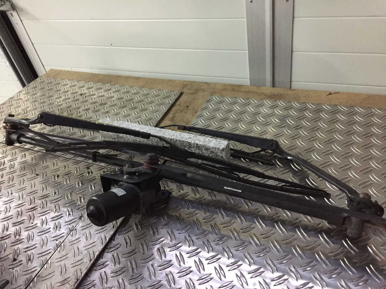 Gebrauchter Scheibenwischer MAN TGA 26.440 XXL mit Wischmotor Artikel - Nr.: 81.26411-6119 - Cần gạt nước cho Xe tải: hình 2 Gebrauchter Scheibenwischer MAN TGA 26.440 XXL mit Wischmotor Artikel - Nr.: 81.26411-6119 - Cần gạt nước cho Xe tải: hình 2