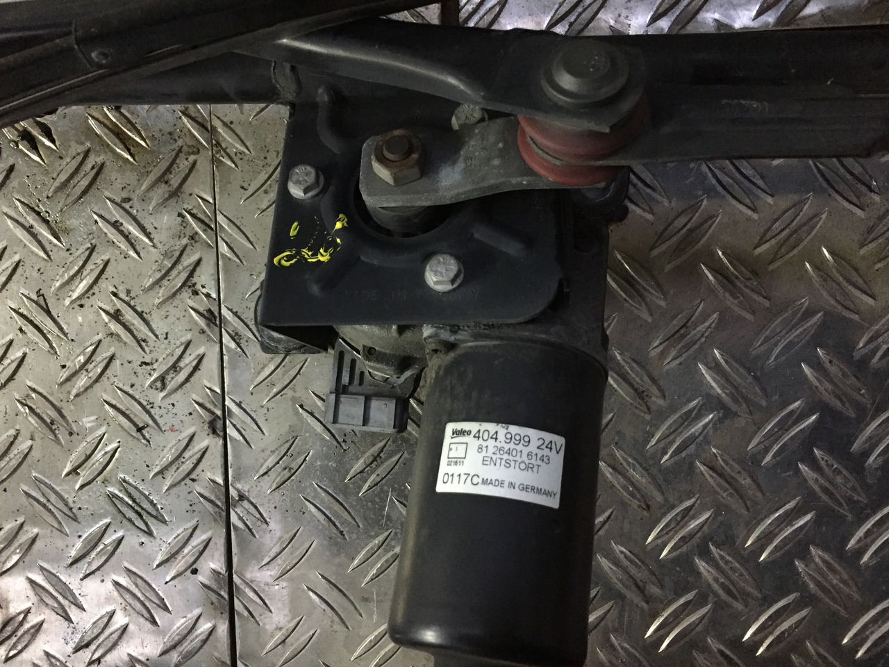 Gebrauchter Scheibenwischer MAN TGA 26.440 XXL mit Wischmotor Artikel - Nr.: 81.26411-6119 - Cần gạt nước cho Xe tải: hình 3 Gebrauchter Scheibenwischer MAN TGA 26.440 XXL mit Wischmotor Artikel - Nr.: 81.26411-6119 - Cần gạt nước cho Xe tải: hình 3