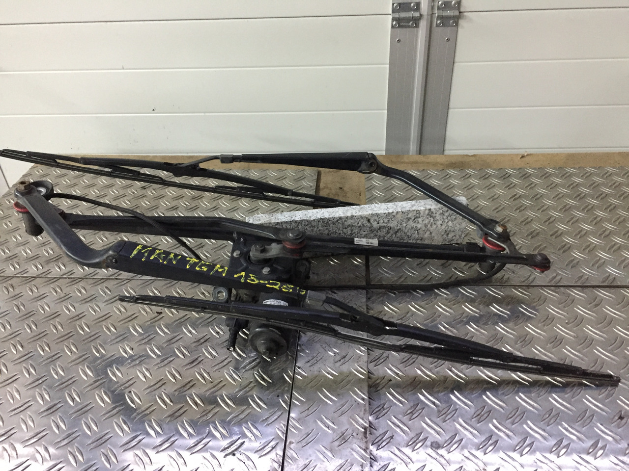 Gebrauchter Scheibenwischer MAN TGM 15.280 mit Wischmotor Artikel - Nr.: 81.26411-6118 - Cần gạt nước cho Xe tải: hình 3 Gebrauchter Scheibenwischer MAN TGM 15.280 mit Wischmotor Artikel - Nr.: 81.26411-6118 - Cần gạt nước cho Xe tải: hình 3