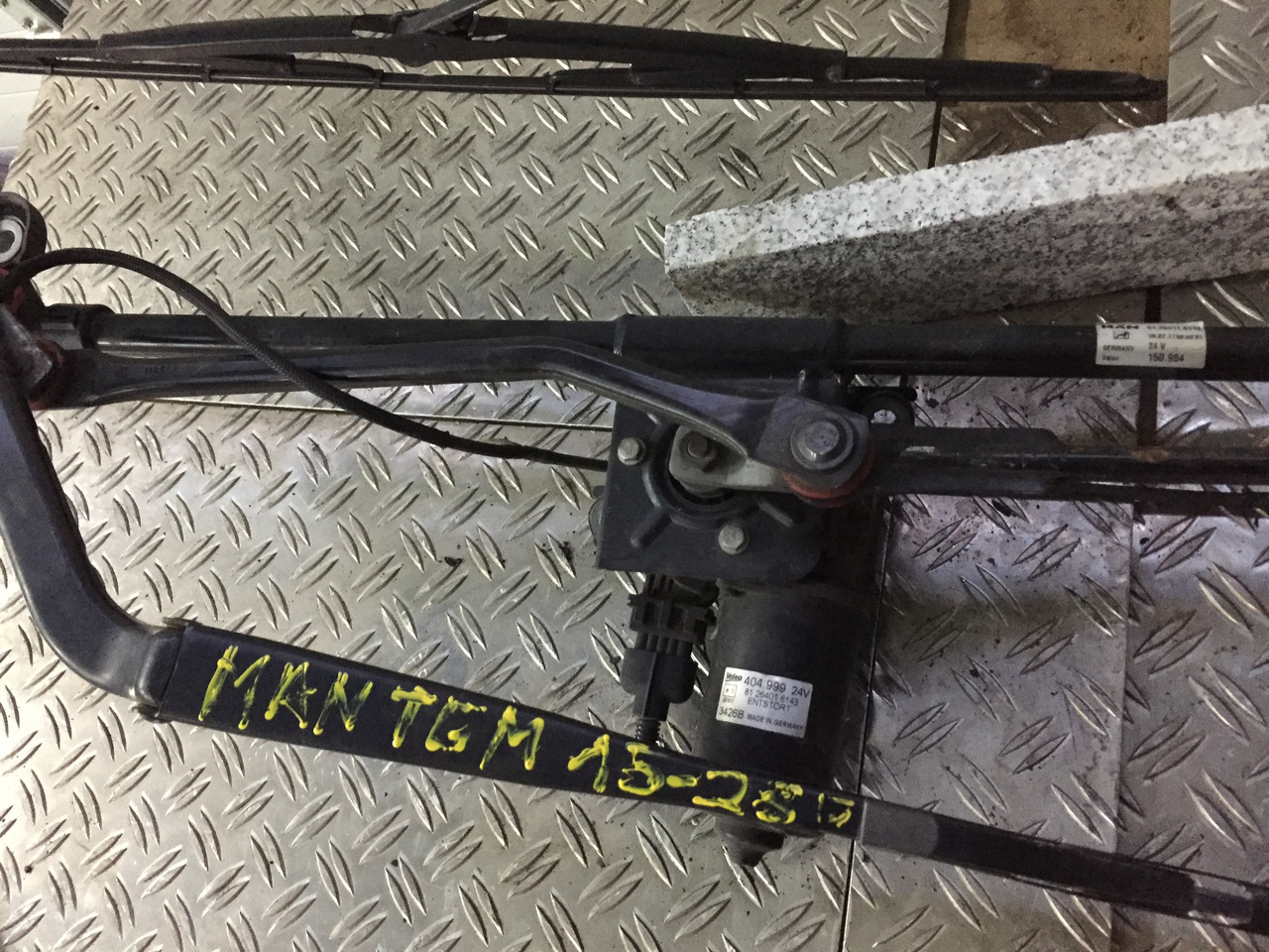 Gebrauchter Scheibenwischer MAN TGM 15.280 mit Wischmotor Artikel - Nr.: 81.26411-6118 - Cần gạt nước cho Xe tải: hình 1 Gebrauchter Scheibenwischer MAN TGM 15.280 mit Wischmotor Artikel - Nr.: 81.26411-6118 - Cần gạt nước cho Xe tải: hình 1