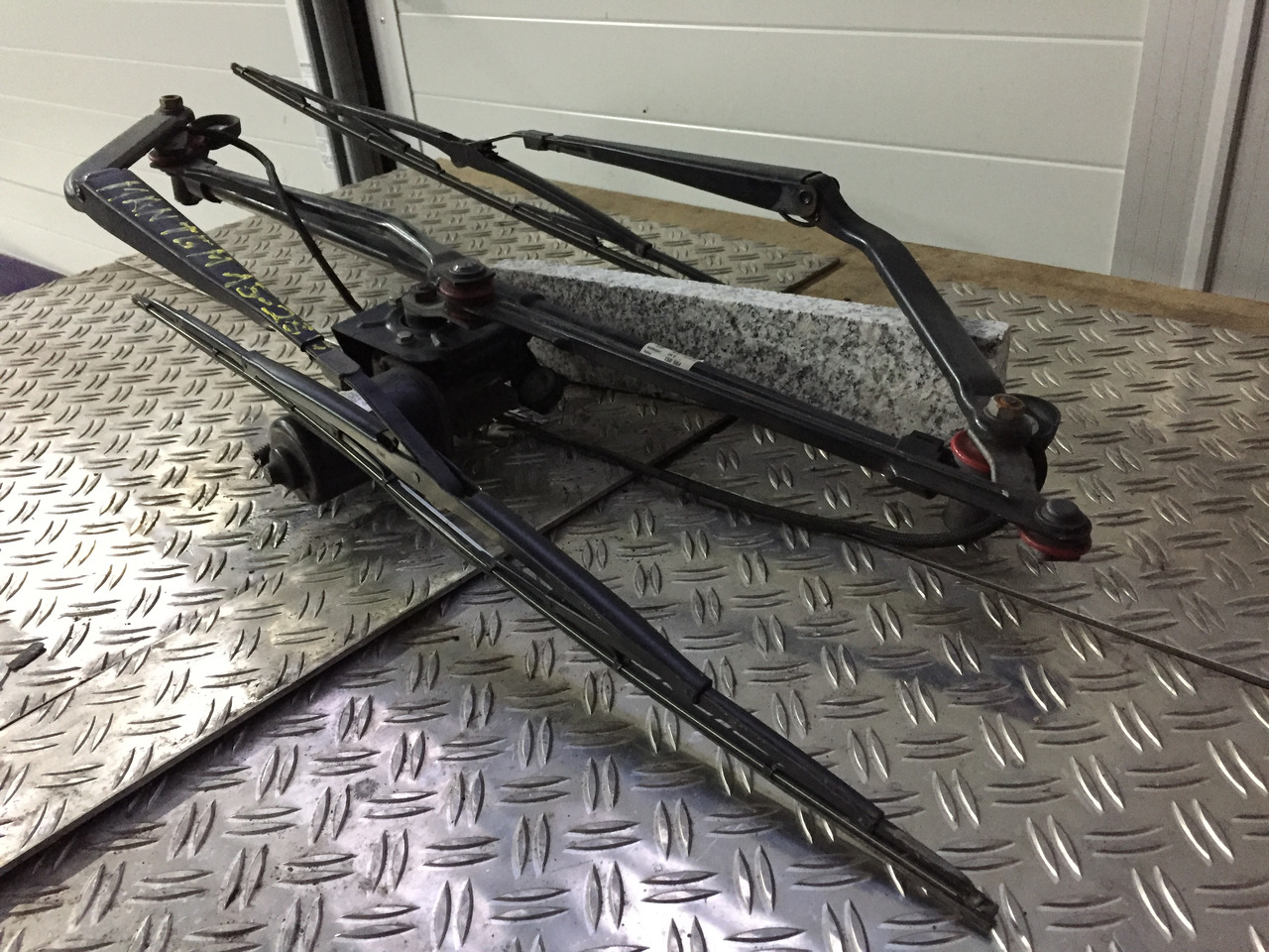 Gebrauchter Scheibenwischer MAN TGM 15.280 mit Wischmotor Artikel - Nr.: 81.26411-6118 - Cần gạt nước cho Xe tải: hình 2 Gebrauchter Scheibenwischer MAN TGM 15.280 mit Wischmotor Artikel - Nr.: 81.26411-6118 - Cần gạt nước cho Xe tải: hình 2