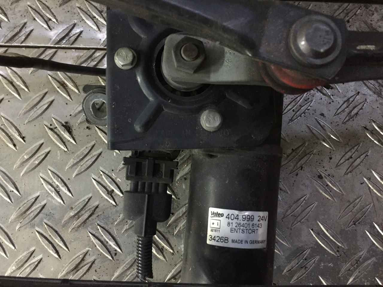 Gebrauchter Scheibenwischer MAN TGM 15.280 mit Wischmotor Artikel - Nr.: 81.26411-6118 - Cần gạt nước cho Xe tải: hình 4 Gebrauchter Scheibenwischer MAN TGM 15.280 mit Wischmotor Artikel - Nr.: 81.26411-6118 - Cần gạt nước cho Xe tải: hình 4