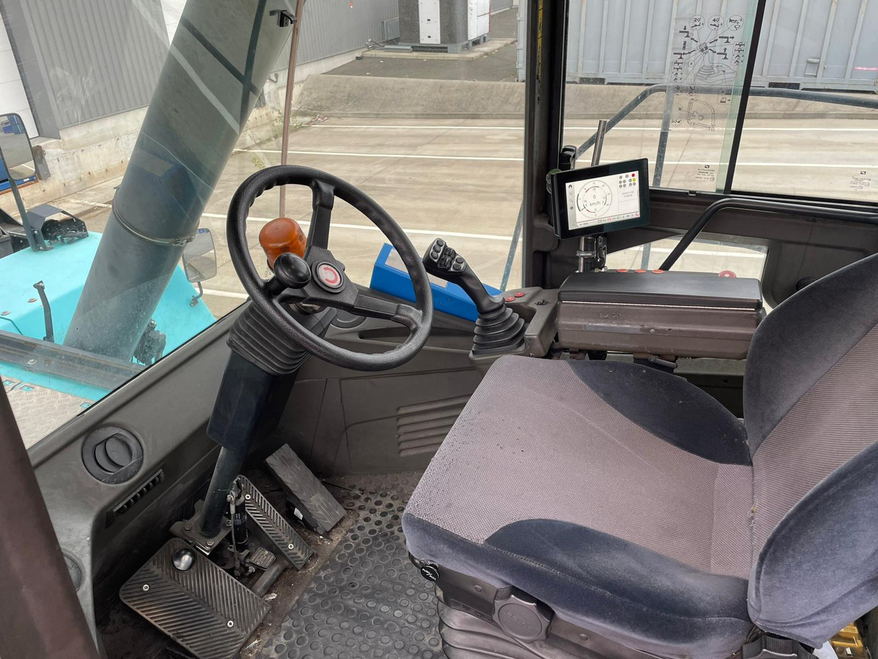 KONECRANES SMV 4123 CC5 - Xe tiếp cận xếp chồng: hình 3 KONECRANES SMV 4123 CC5 - Xe tiếp cận xếp chồng: hình 3