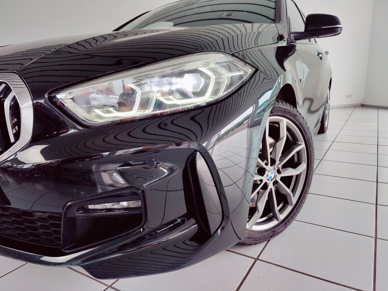 BMW 120 i M Sport RTTI LiveCockpit Head-up Navi - Sedan: hình 2 BMW 120 i M Sport RTTI LiveCockpit Head-up Navi - Sedan: hình 2