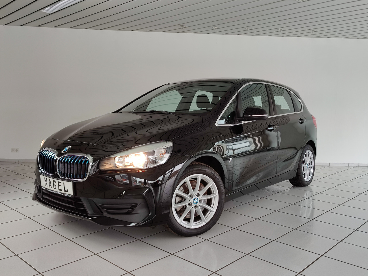 BMW 225 xe ActiveTourer iPerf. Advantage*Navi*SHZ* Hybrid 165kW - Sedan: hình 1 BMW 225 xe ActiveTourer iPerf. Advantage*Navi*SHZ* Hybrid 165kW - Sedan: hình 1